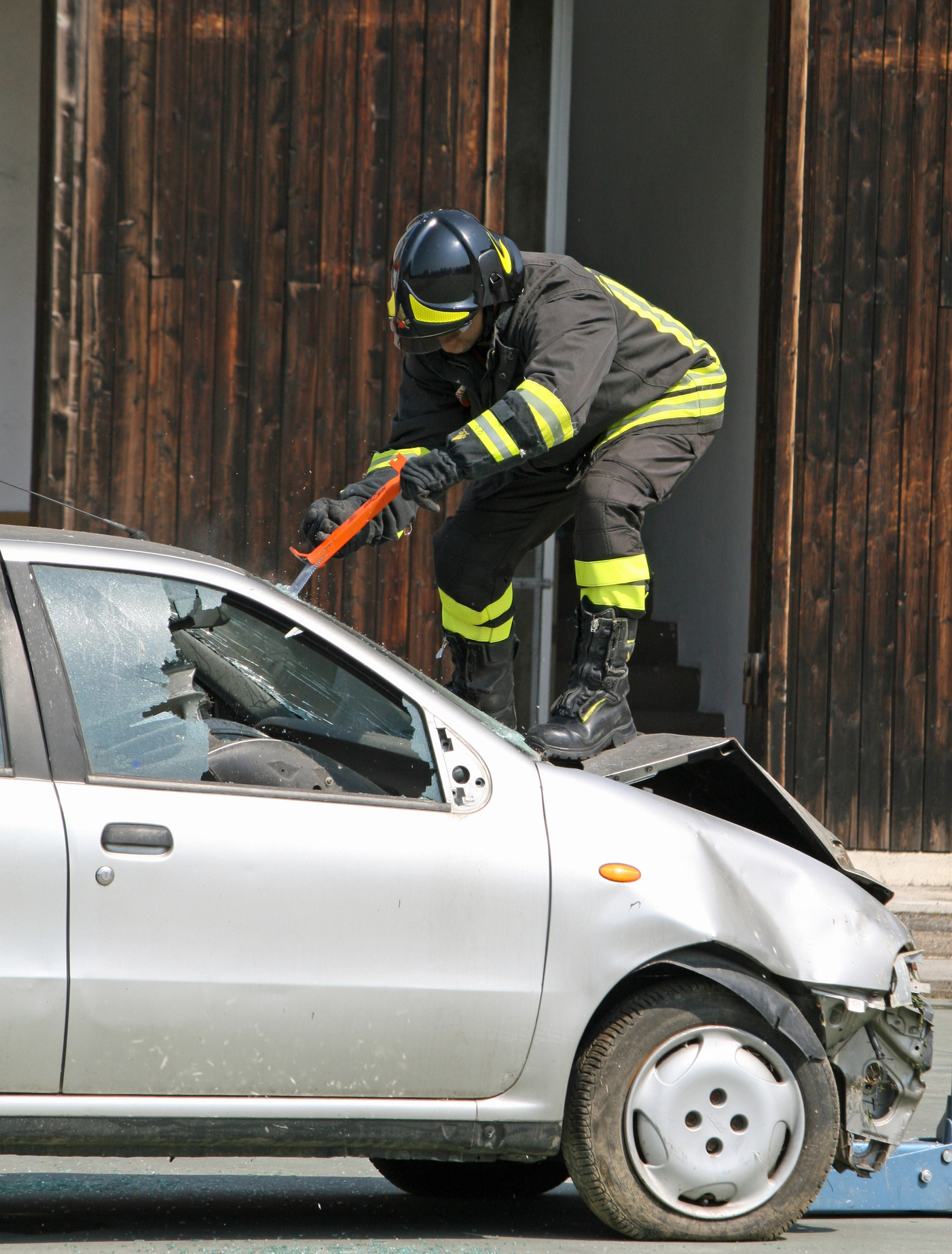 Useful and Usable Apps Hybrid Auto Extrication Guide Emergency Reporting